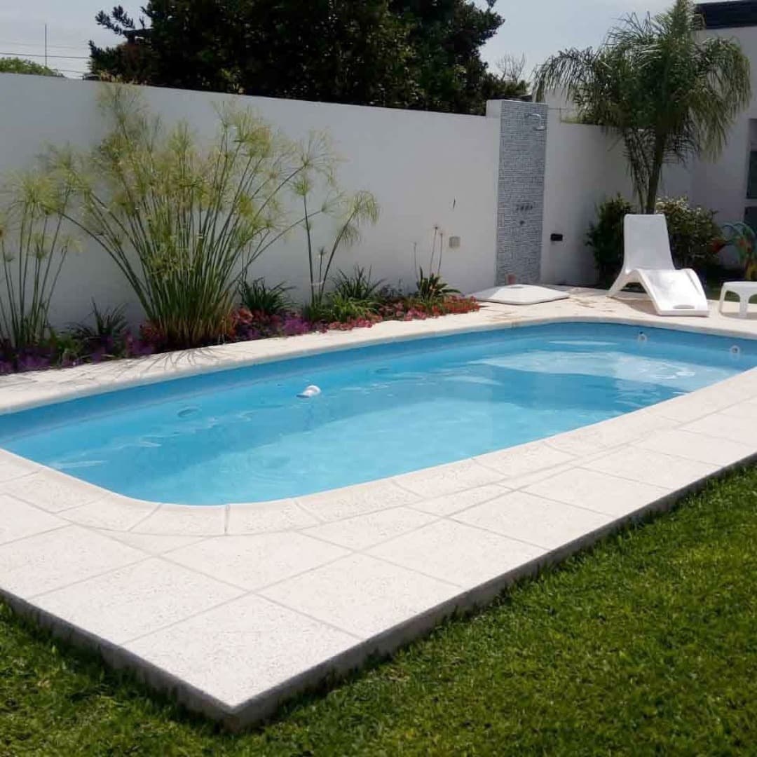 Piscina instalada en jardín