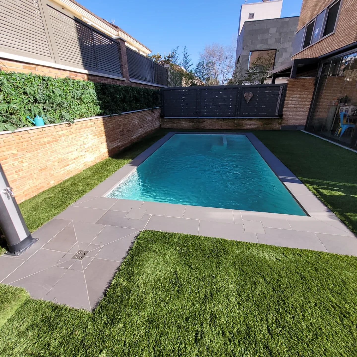 Piscina con cobertor azul
