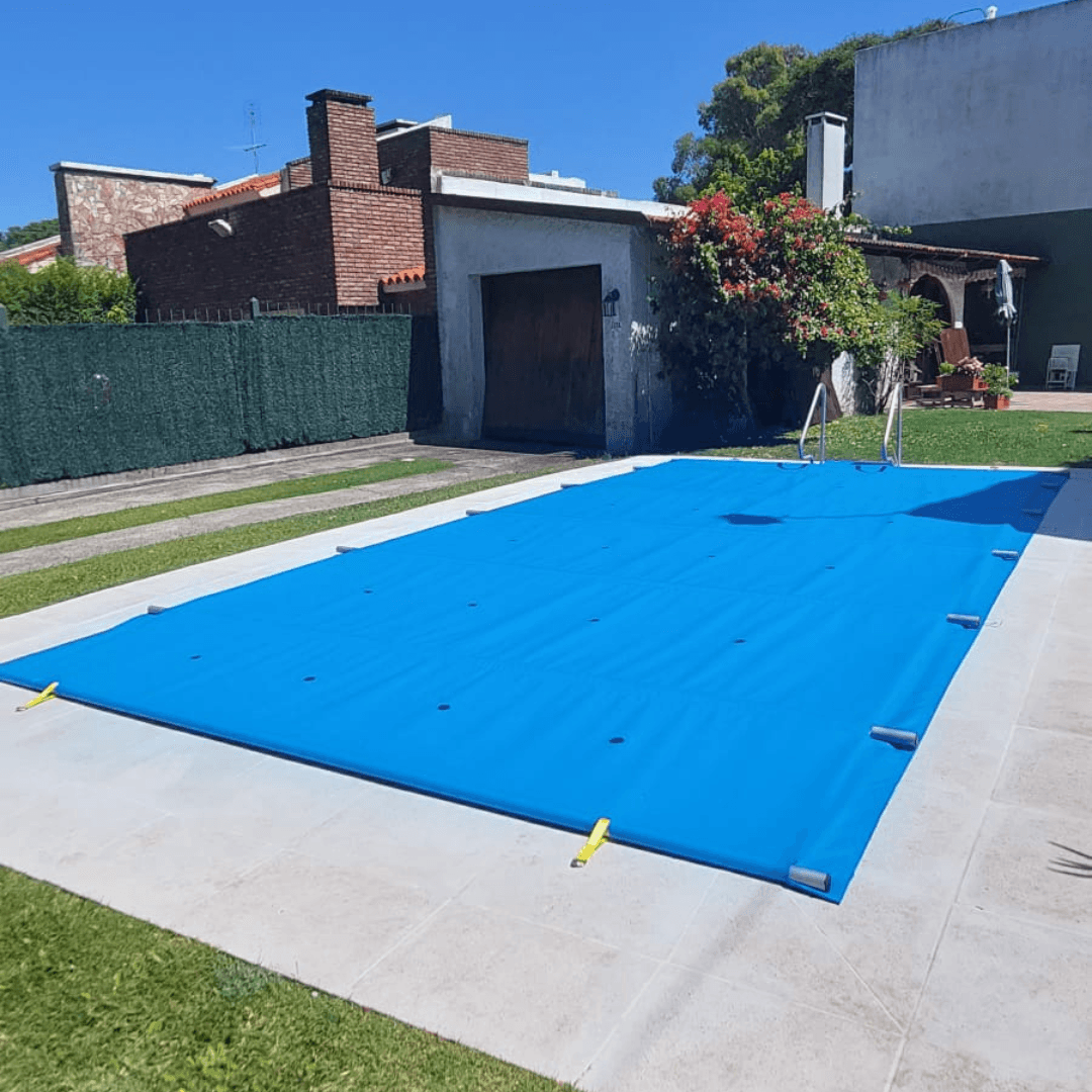 Piscina con cubierta verde