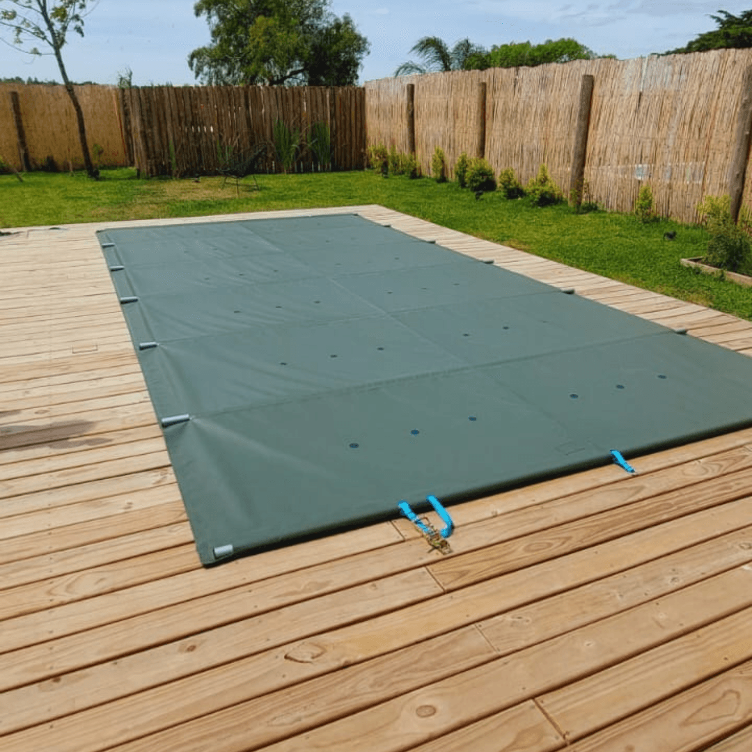 Piscina con cubierta azul