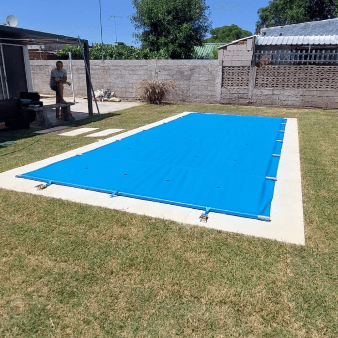 Piscina con cobertor de seguridad