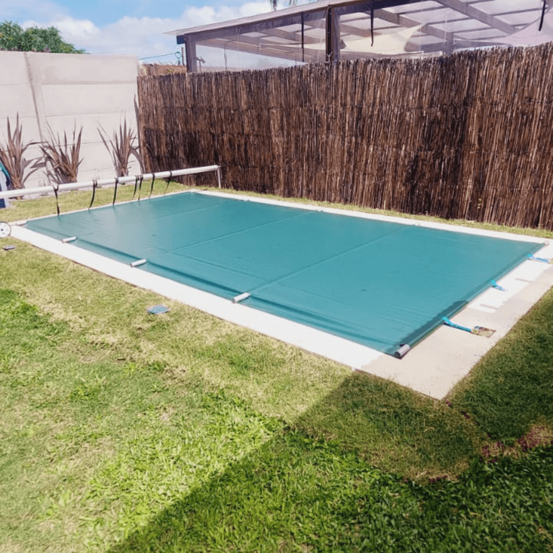 Piscina instalada junto a pérgola